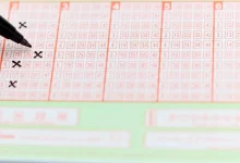 muž vyplňuje sázkový tiket