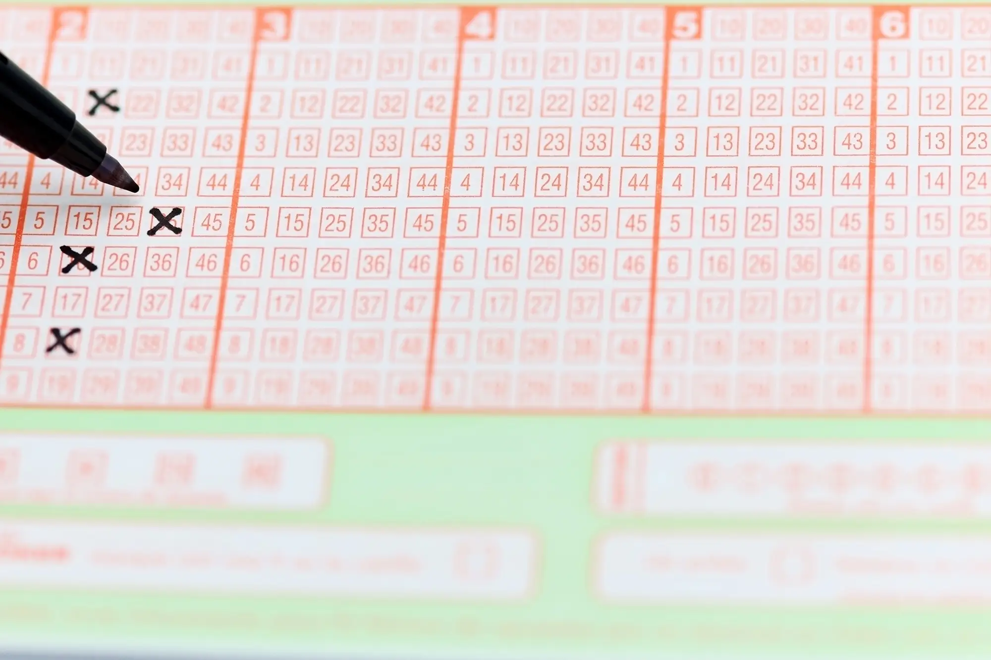 muž vyplňuje sázkový tiket