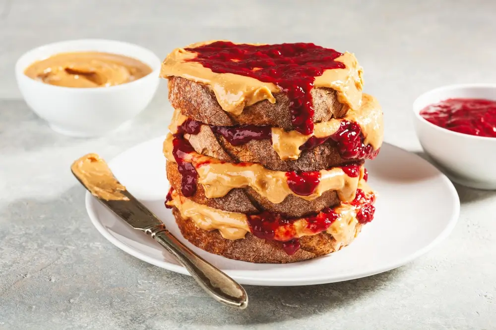 Sandwich - SportDeník Sandwich s burákovým máslem a marmeládou.