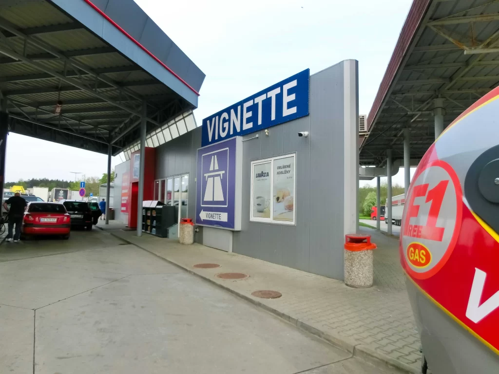 shutterstock_2327812825_optimized - SportDeník benzina na státní hranici