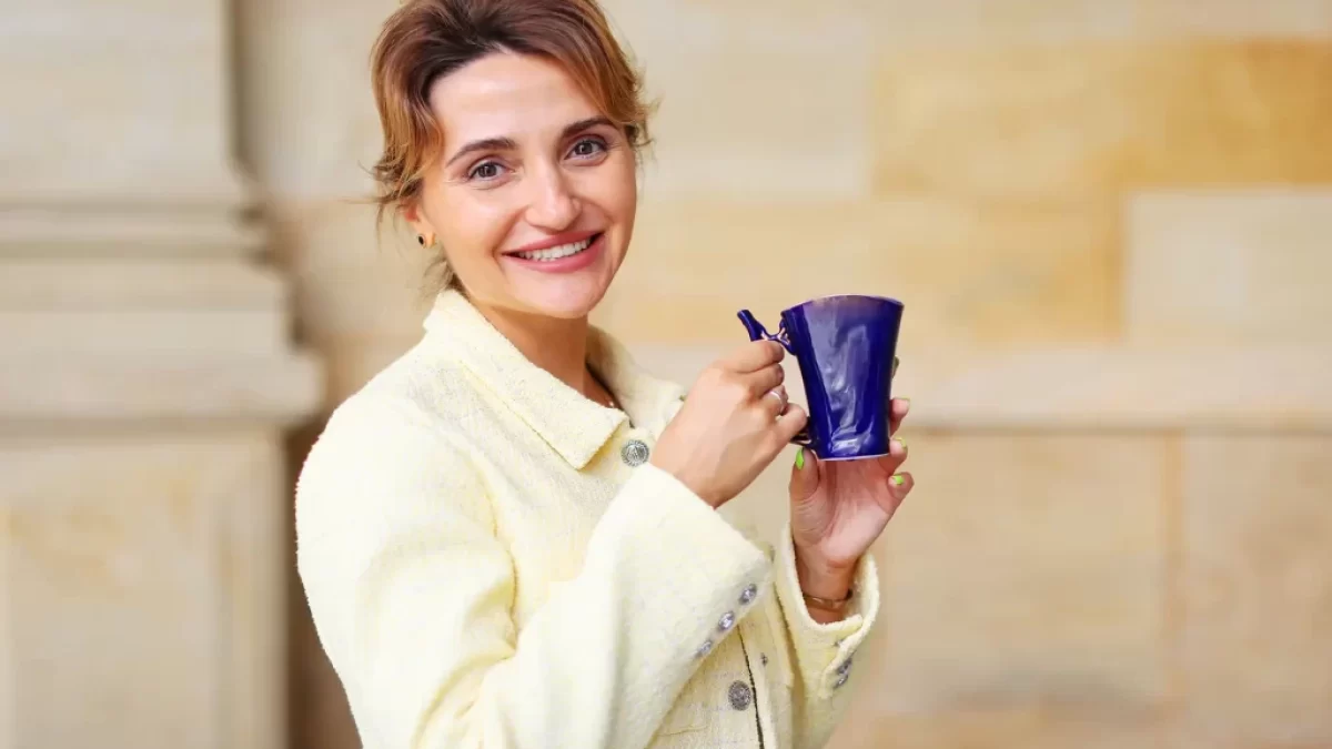 žena pije minerální vodu