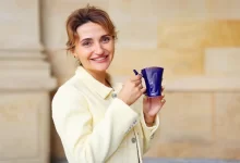 žena pije minerální vodu