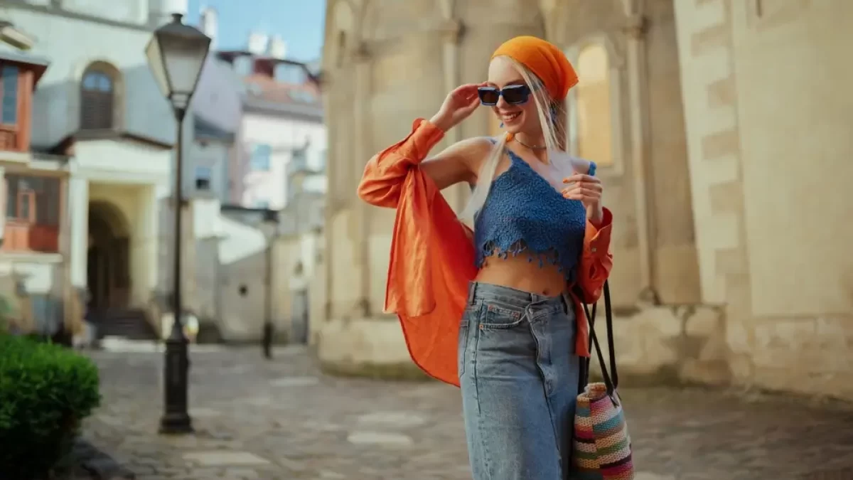 žena v oranžovém outfitu