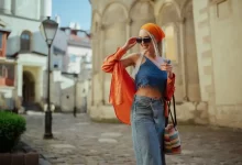 žena v oranžovém outfitu