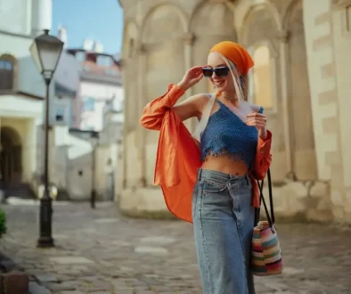 žena v oranžovém outfitu