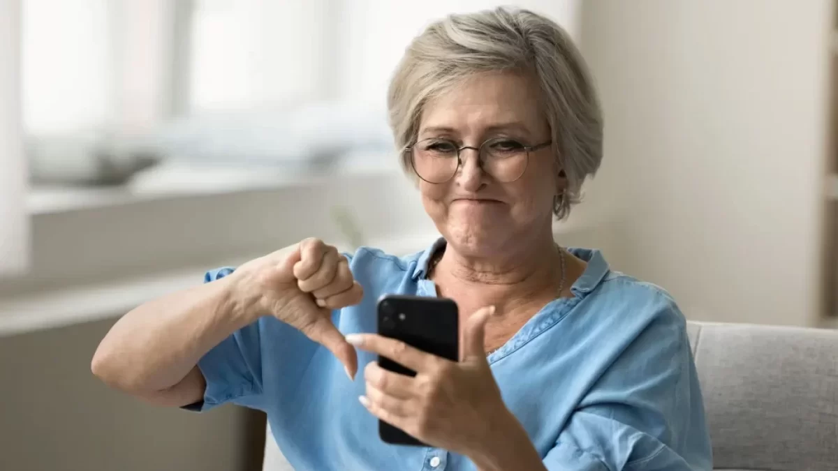 žena s mobilním telefonem