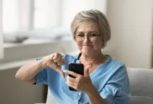 žena s mobilním telefonem