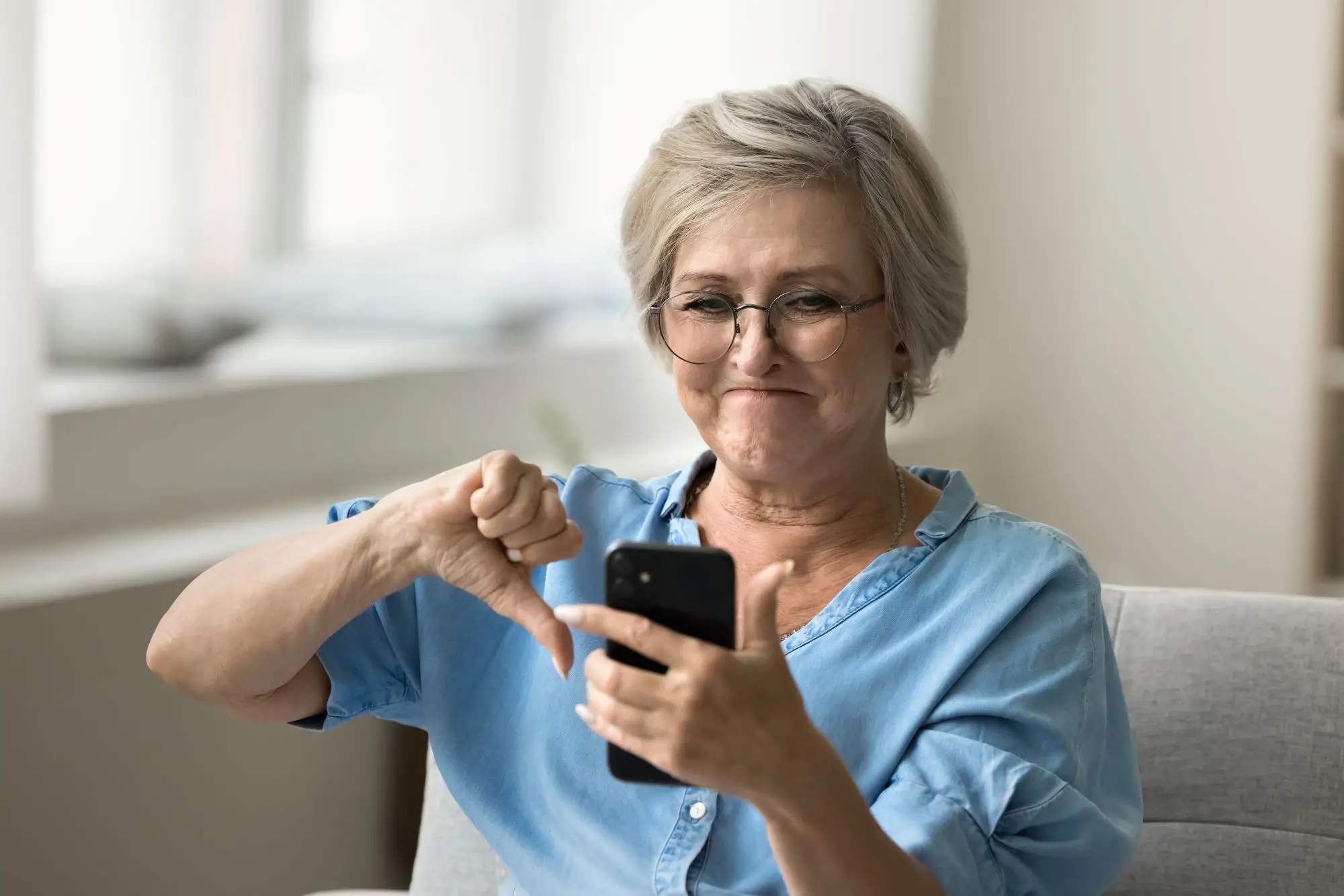žena s mobilním telefonem