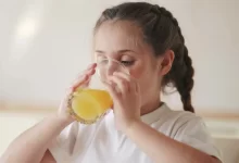 holčička pije limonádu