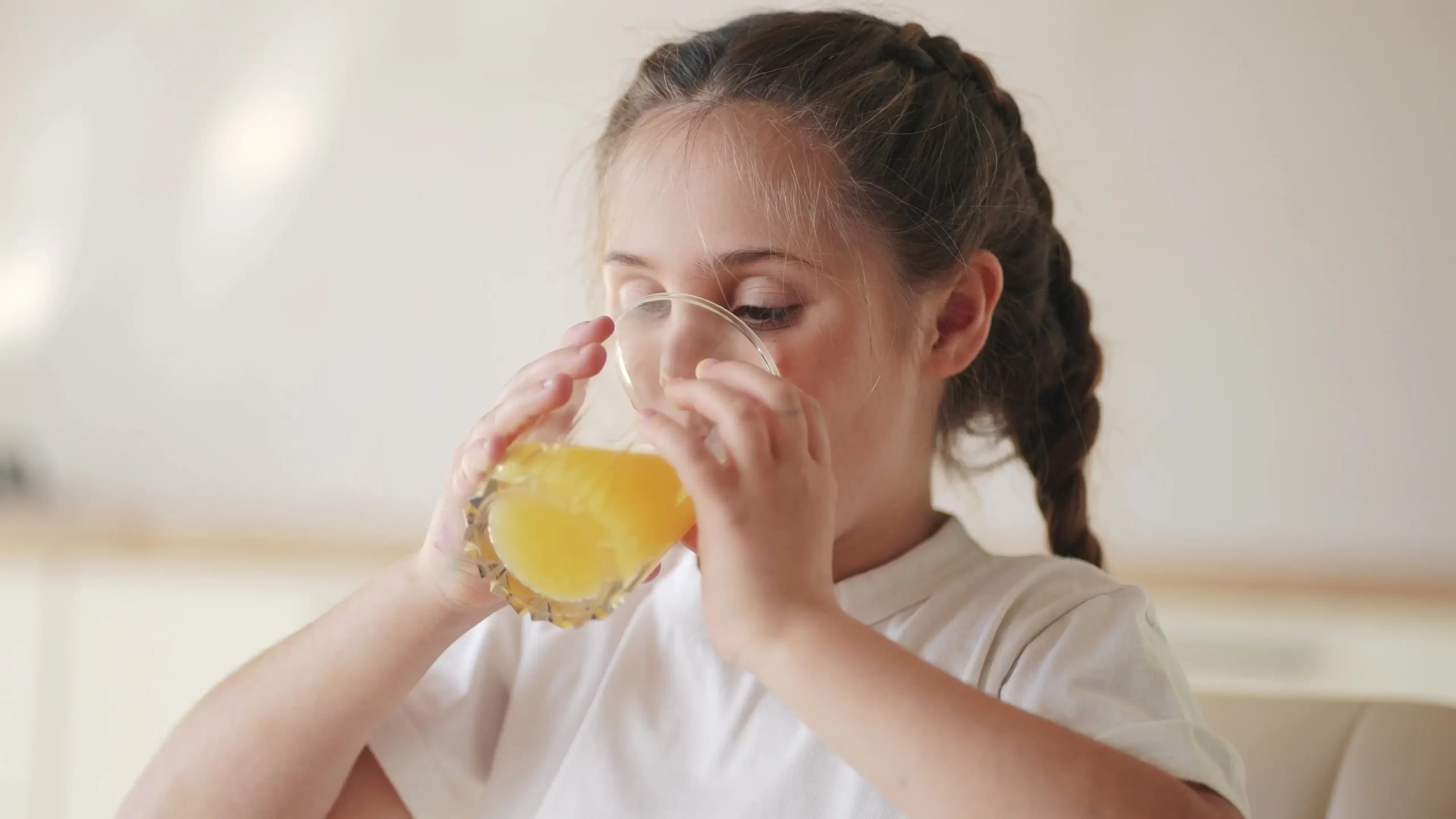 holčička pije limonádu