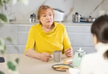 parnerova matka na návštěvě