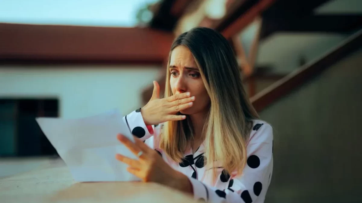 nepříjemně udivená žena s dopisem v ruce