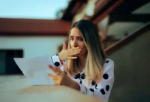 nepříjemně udivená žena s dopisem v ruce