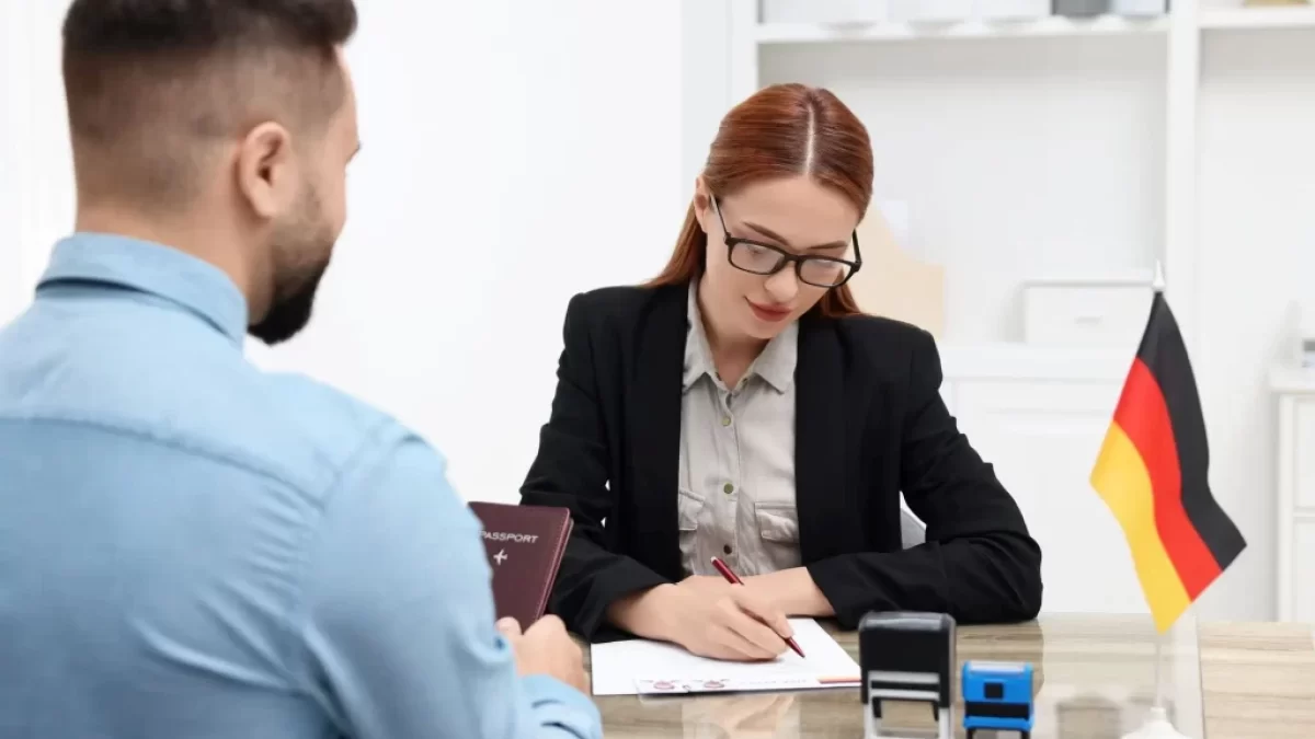 muž podepisuje pracovní smlouvu s personalistkou