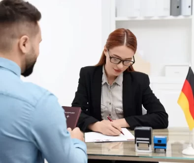 muž podepisuje pracovní smlouvu s personalistkou