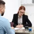 muž podepisuje pracovní smlouvu s personalistkou