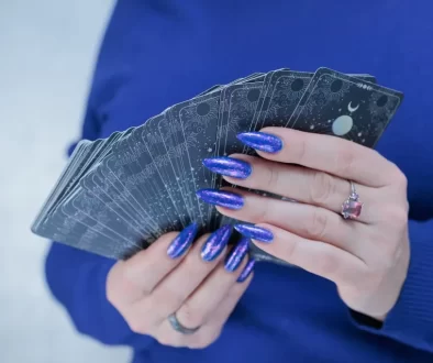žena s kartami