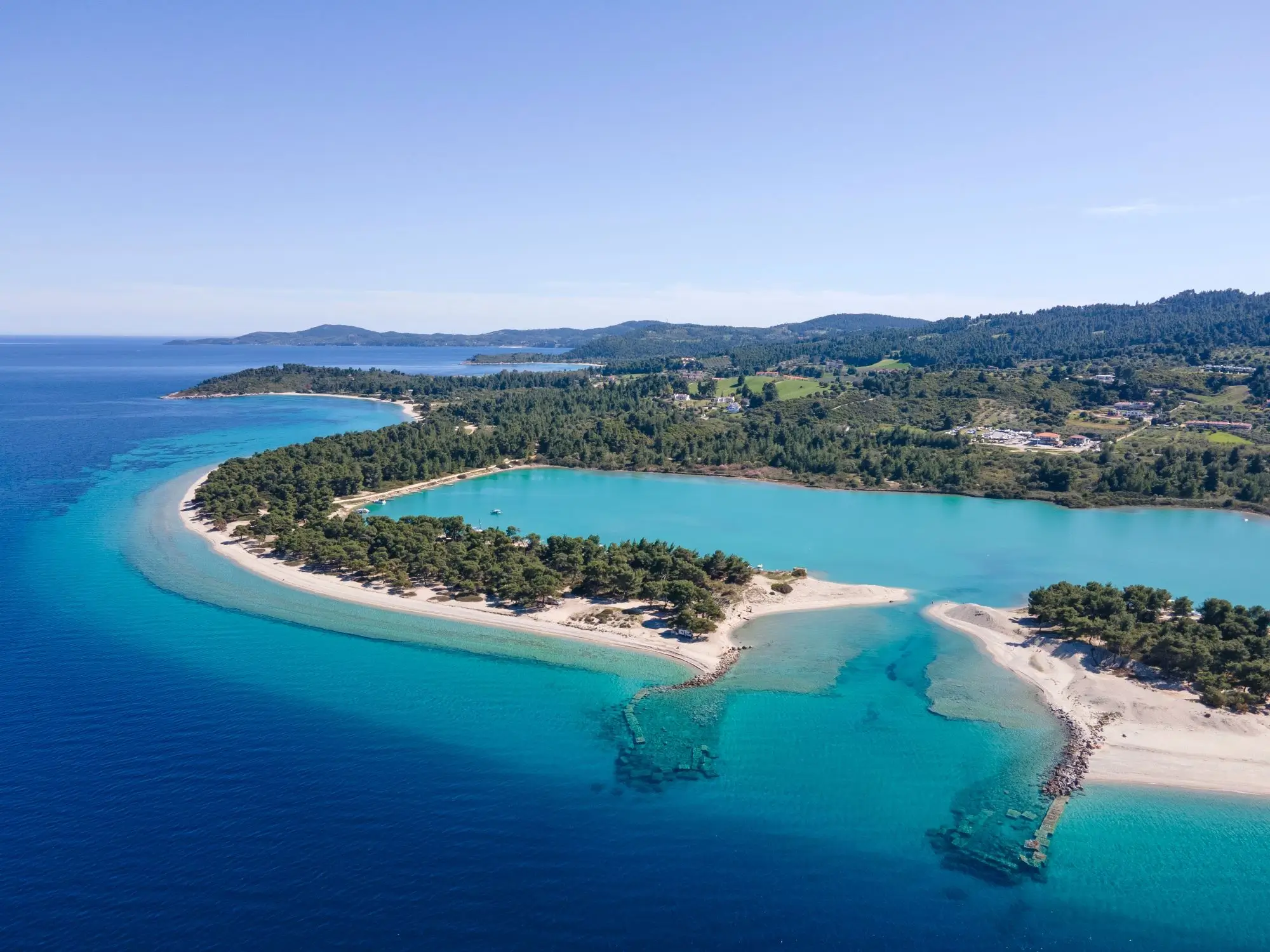 shutterstock_2450775897 - SportDeník Glarokavos Lagoon Beach