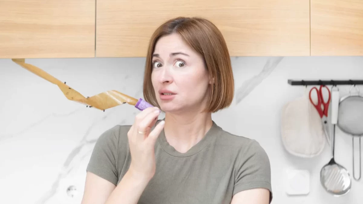 žena s mucholapkou plnou hmyzu
