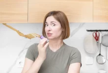 žena s mucholapkou plnou hmyzu