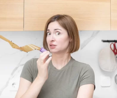 žena s mucholapkou plnou hmyzu