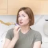 žena s mucholapkou plnou hmyzu
