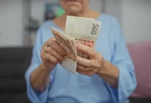 seniorka počítá peníze