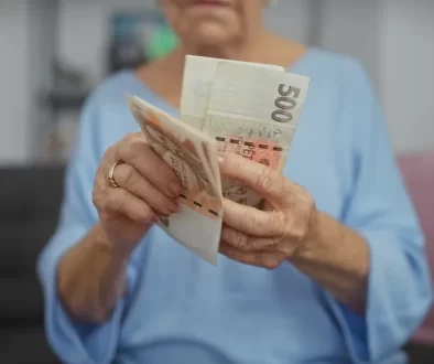 seniorka počítá peníze