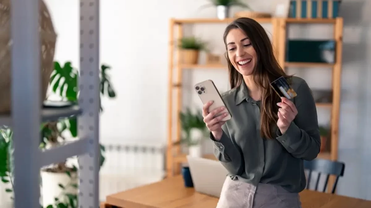 Dívka s mobilem.