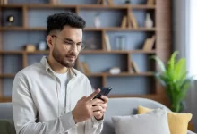 muž u telefonu