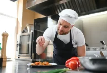 Kuchař v restauraci.
