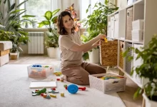 žena uklízí hračky