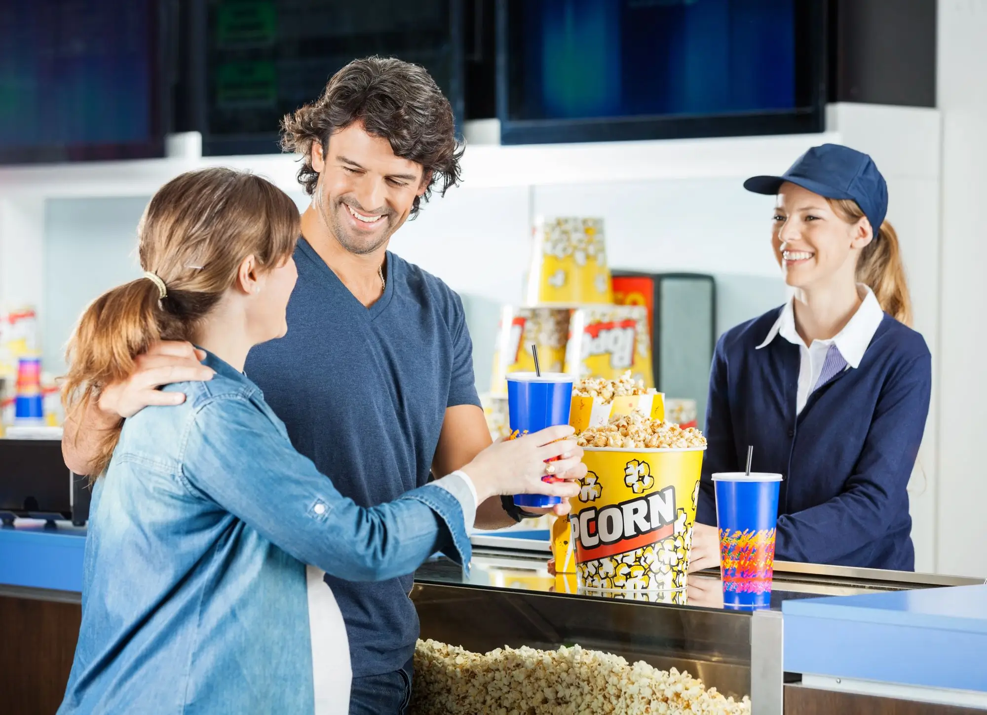 shutterstock_252000700 - SportDeník nákup popcornu v kině