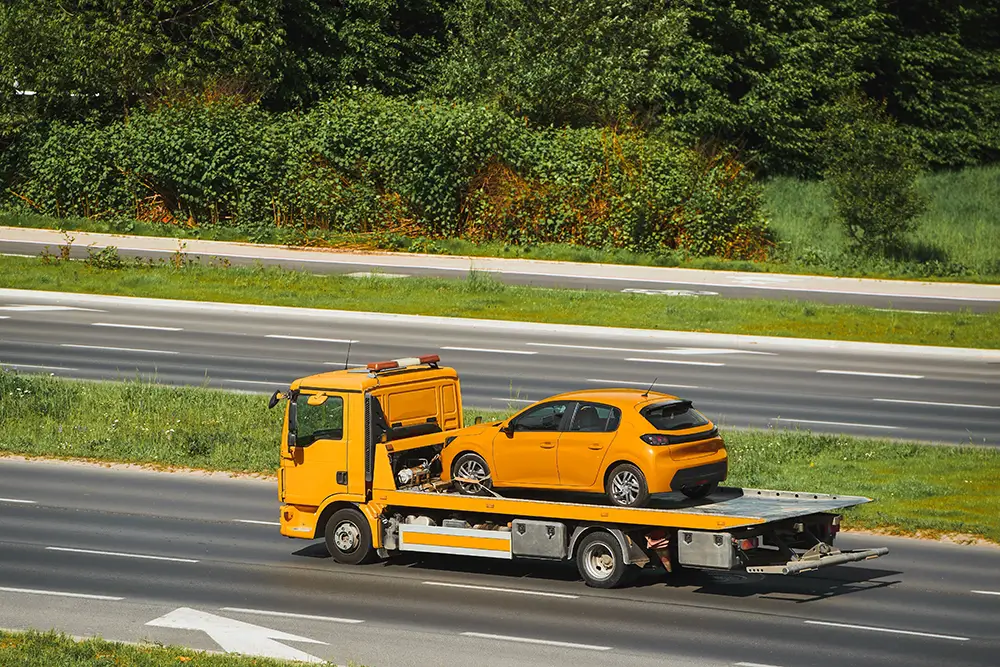 Druhý nejvíce problematický je žlutý odstín, v tabulce stojí hněd za hnědou barvou. - SportDeník žluté auto na odtahovacím autě