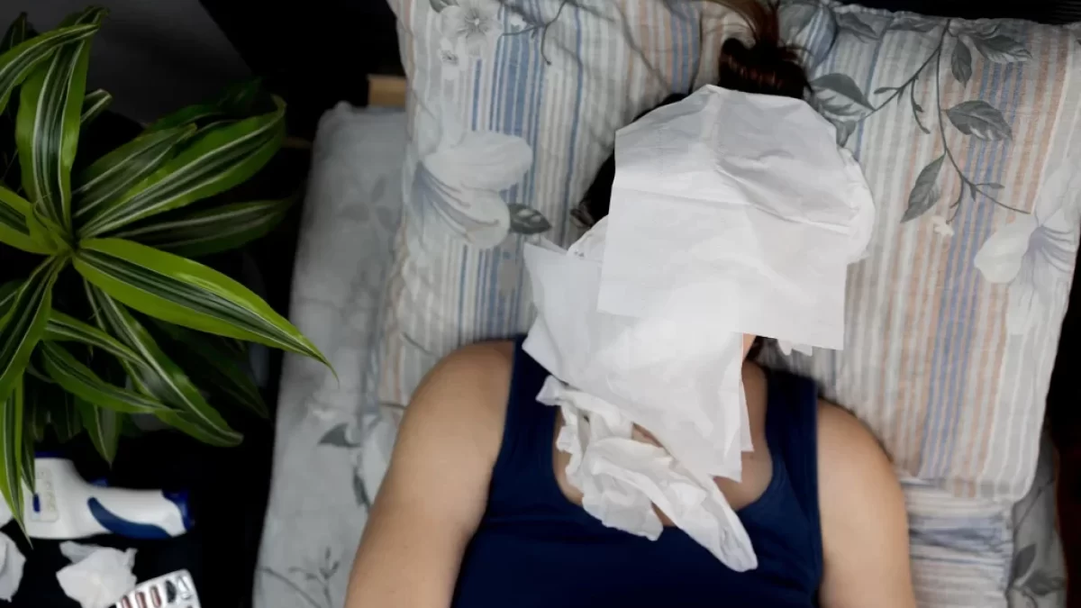 žena leží v posteli s alergickou reakcí