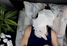 žena leží v posteli s alergickou reakcí