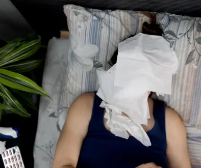 žena leží v posteli s alergickou reakcí