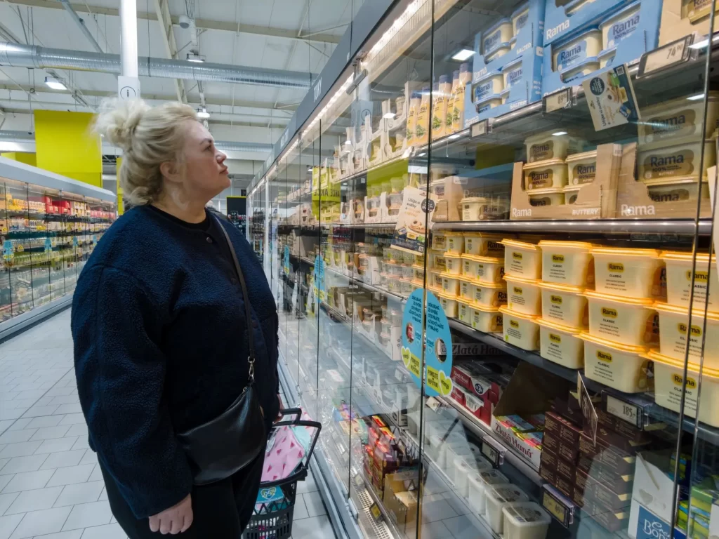Nejprodávanější základní potraviny většinou najdete záměrně daleko od vchodu do supermarketu. - SportDeník žena v supermarketu u mléčných výrobků