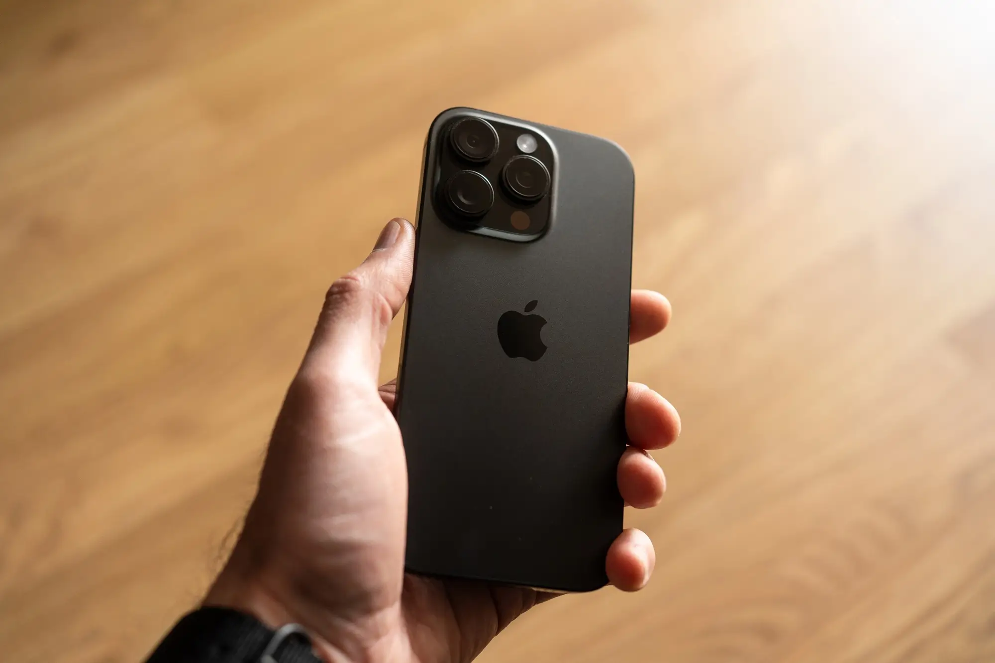 iPhone 16 Pro v ruce