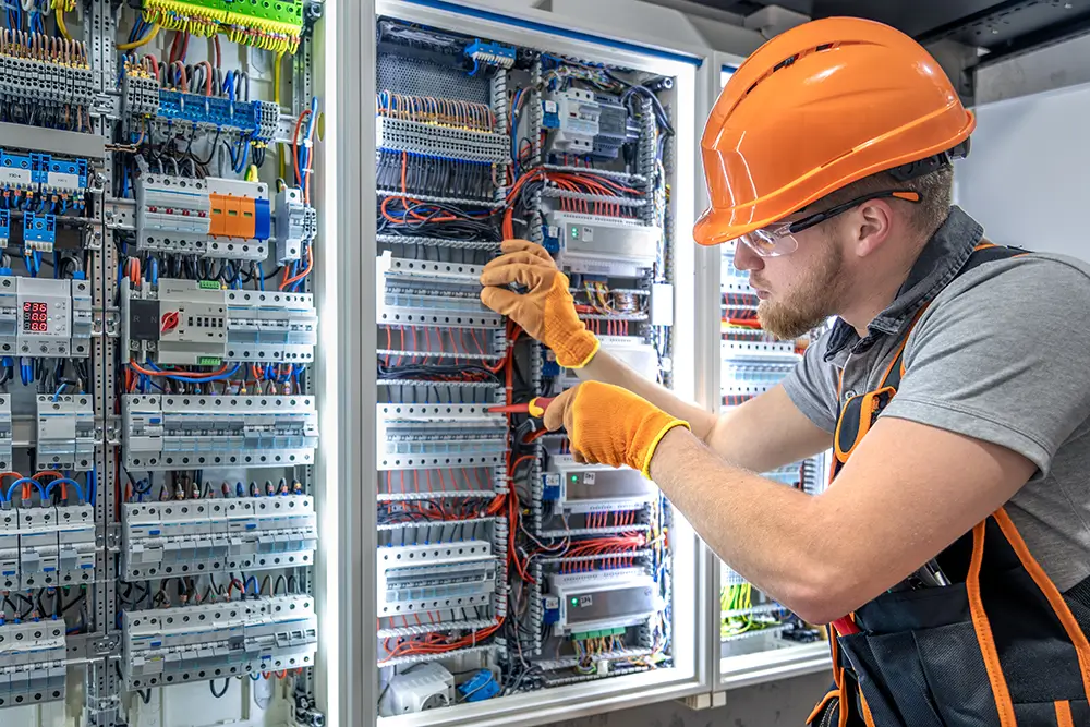 Práce elekrikáře je rozmanitá. - SportDeník elektrikář v práci