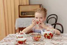holčička v kuchyni