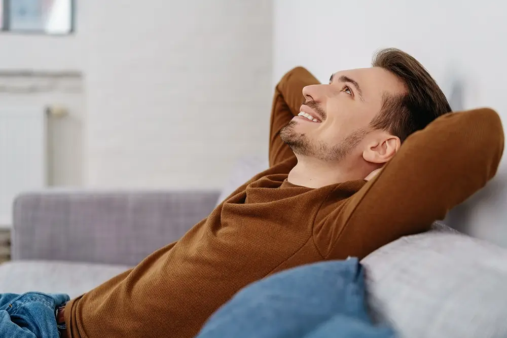 shutterstock_776231053 - SportDeník spokojený muž na gauči