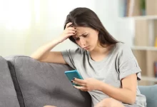 Nepříliš šťastná žena s mobilním telefonem