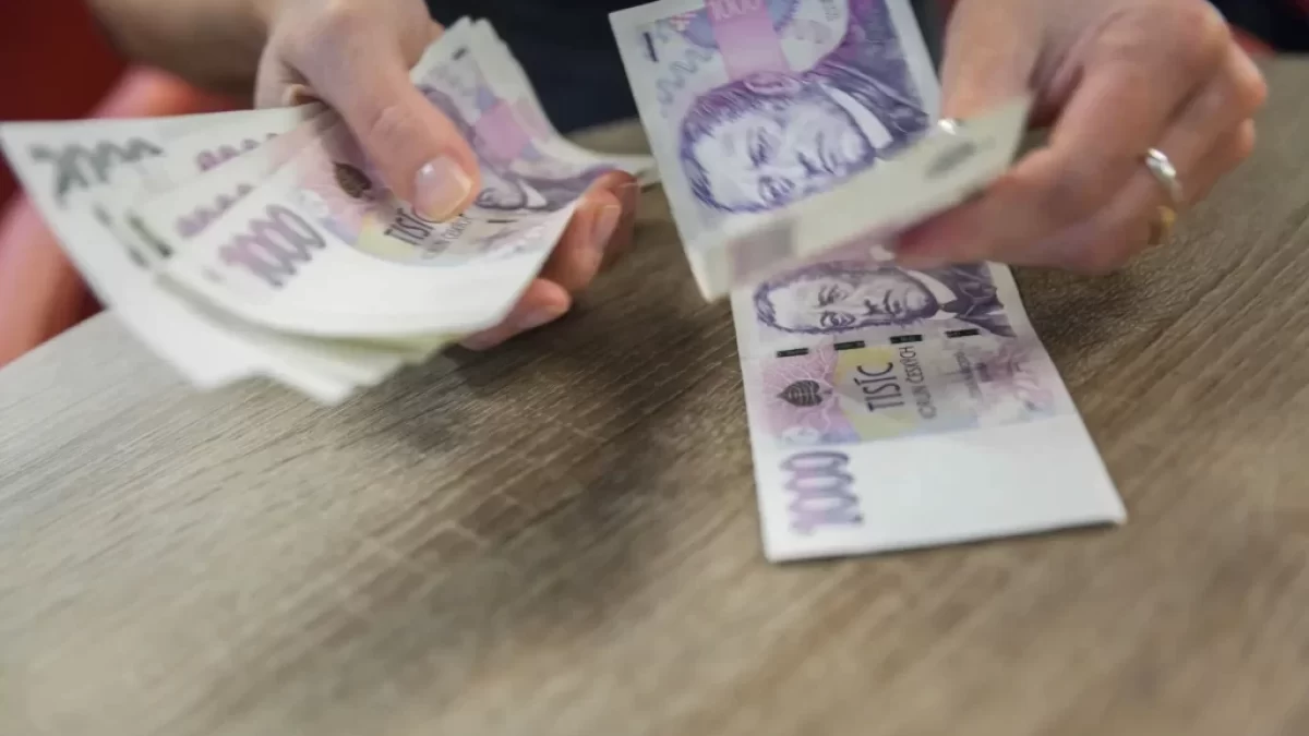 Žena počítá bankovky