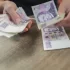 Žena počítá bankovky