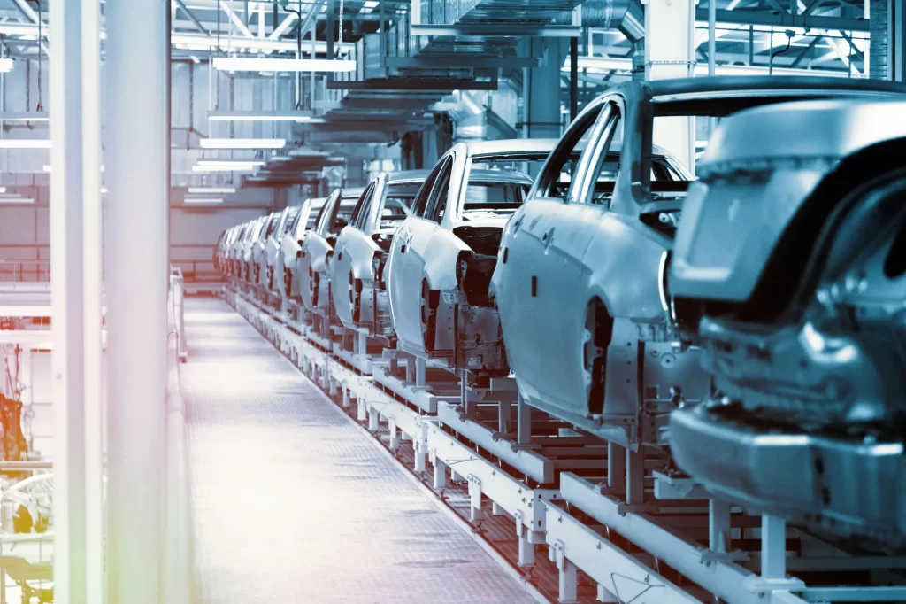 - SportDeník Prázdná výrobní hala automobilky bez pracovníků