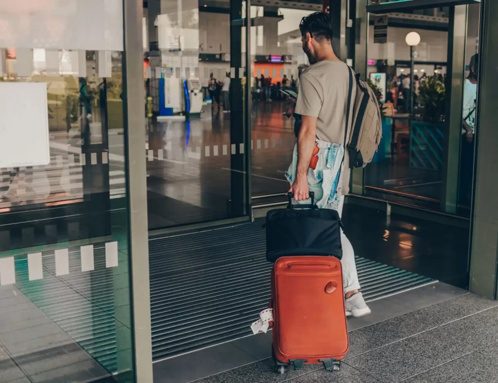 V cizině si všechno ujasníte - SportDeník muž na letišti