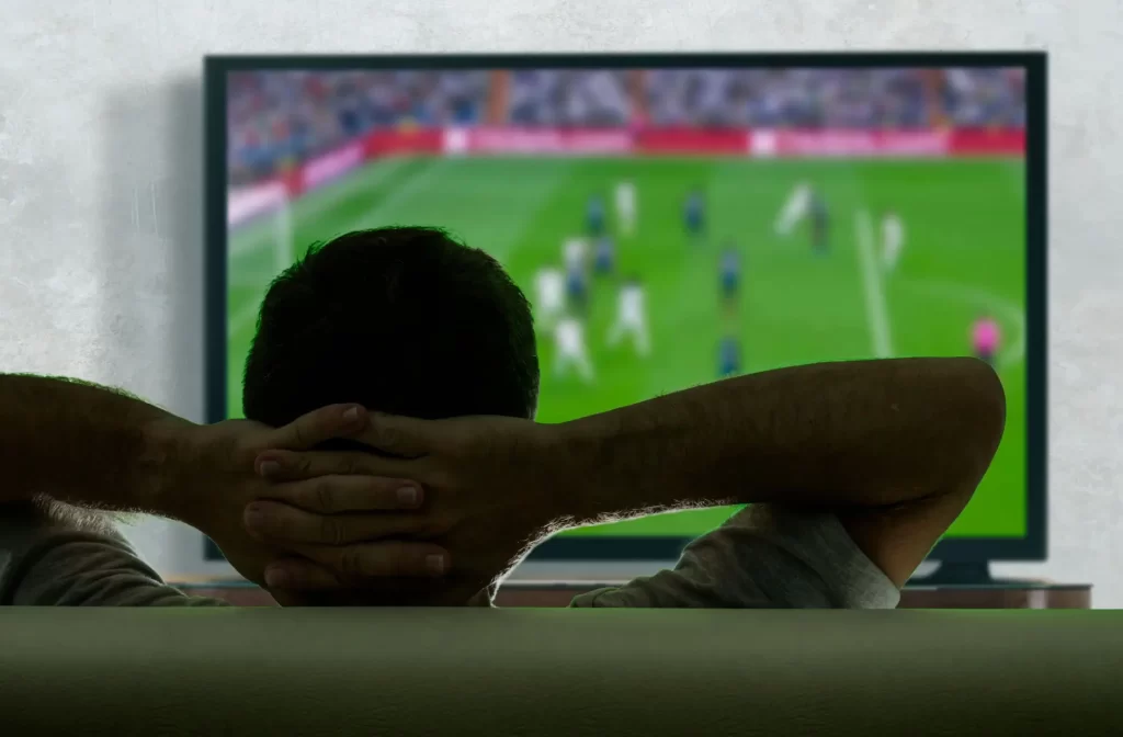 Shutterstock_1564267948 - SportDeník Muž sledující fotbal na televizi