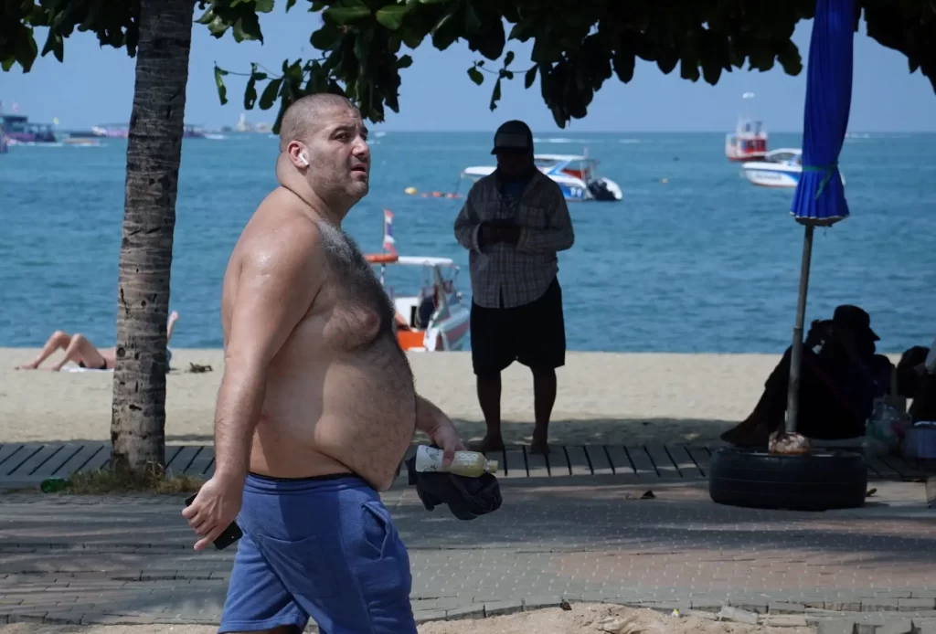 - SportDeník polonahý muž na promenádě