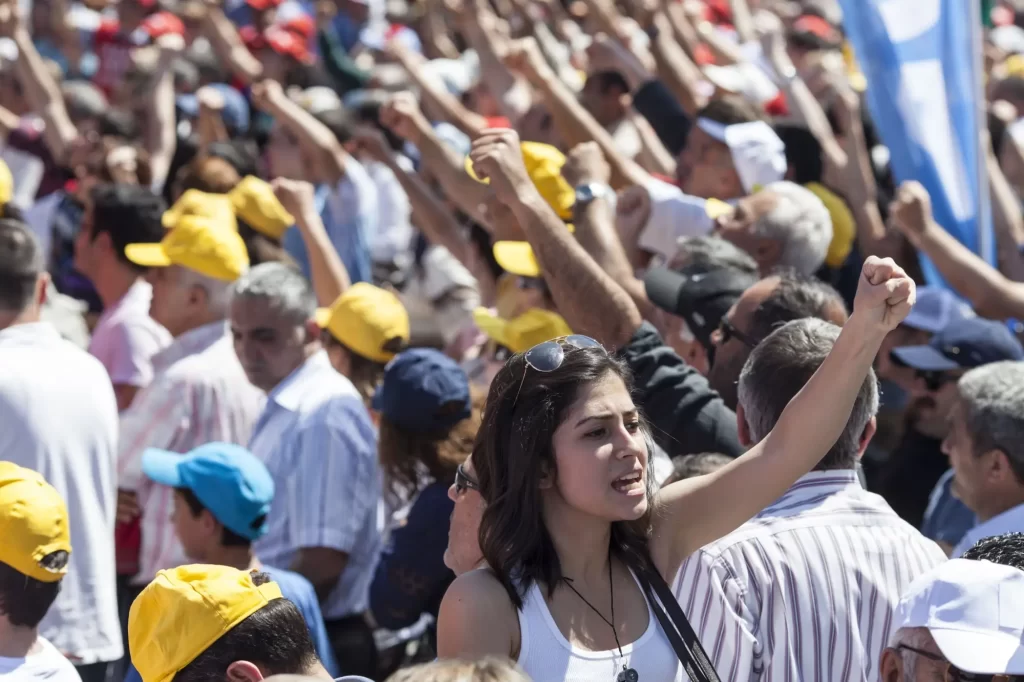 Dav lidí při protestní akci v Turecku